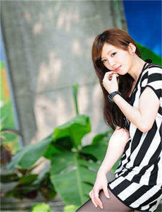 《伸到同桌奶罩里捏她胸-中国young18》